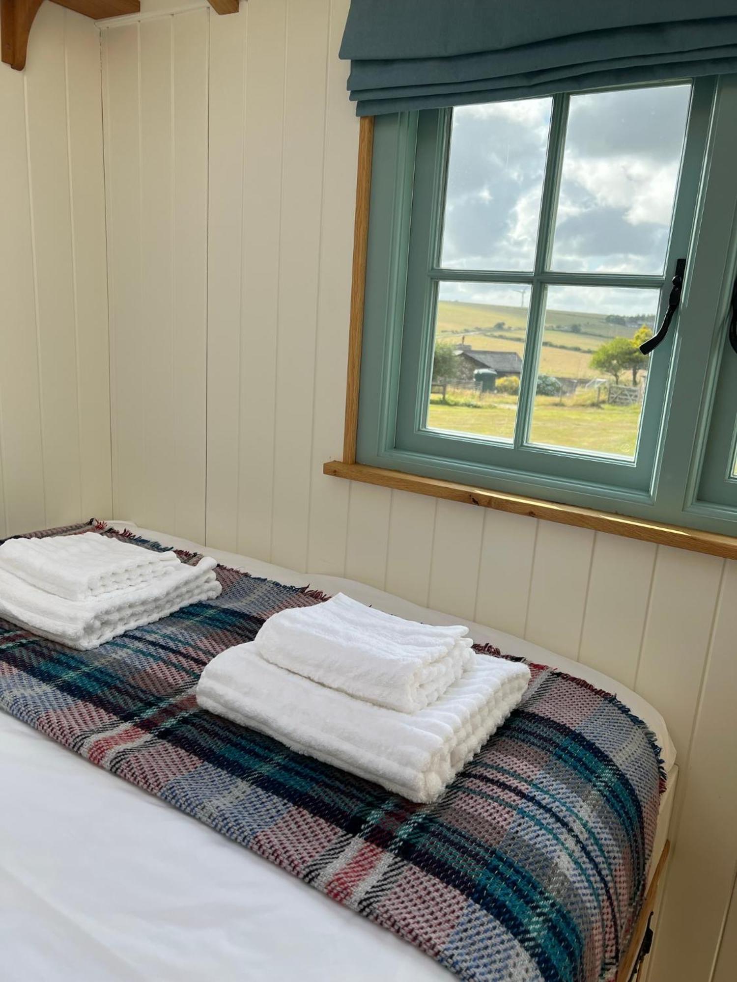 Toms Hut And Robins Rest Shepherd Huts Near Wadebridge Buitenkant foto